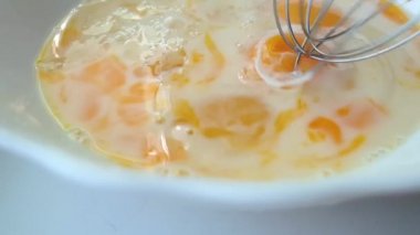 mikser yavaş hareket ile yumurta yendi