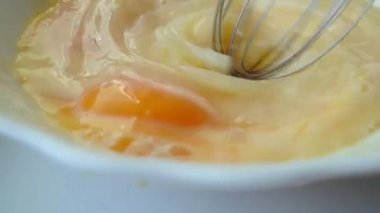 mikser yavaş hareket ile yumurta yendi