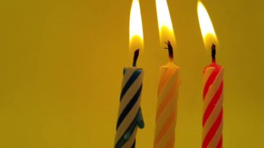 renkli bir arka plan yavaş hareket mum yanıklar