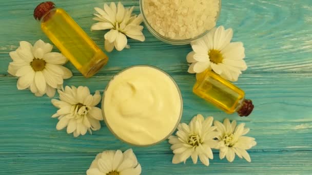 Crema Cosmetica Olio Fiori Crisantemo Sfondo Legno — Video Stock