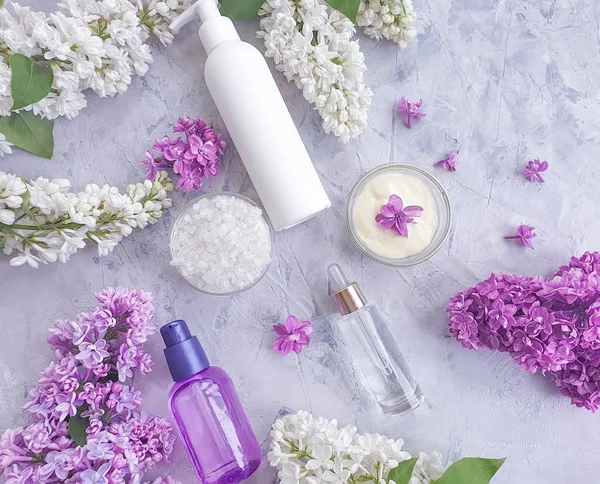 Cream Kosmetisk Blomma Lila Betong Bakgrund — Stockfoto