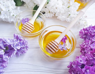 ahşap bir arka plan üzerinde taze bal çiçeği leylak