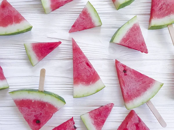 Verse Watermeloen Stukken Een Houten Achtergrond — Stockfoto