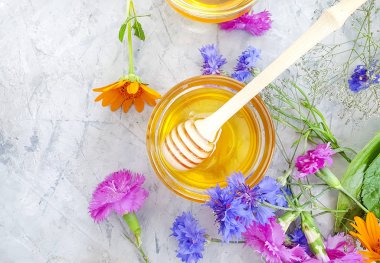 taze bal çiçeği calendula, beton arka plan üzerinde cornflower