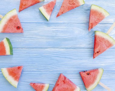 Ahşap zemin üzerinde taze karpuz dilimleri