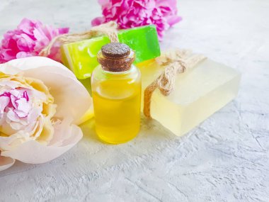 kozmetik yağ, beton arka plan üzerinde sabun şakayık çiçek