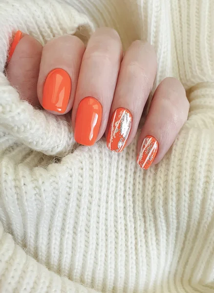 Mano Femminile Bella Manicure Maglione — Foto Stock