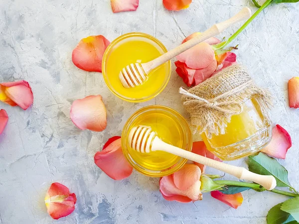 Frische Honigrosenblüte Auf Betongrund — Stockfoto