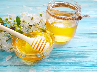 ahşap bir arka plan üzerinde taze bal açan kiraz