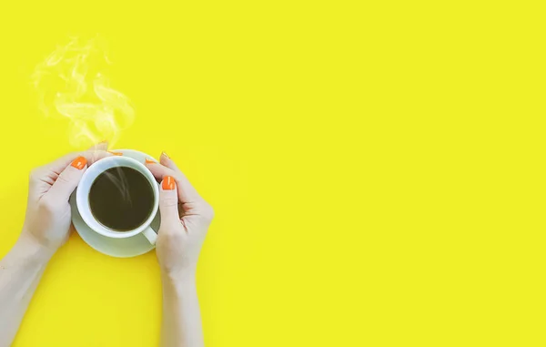 Manos Femeninas Sosteniendo Una Taza Café Sobre Fondo Amarillo — Foto de Stock