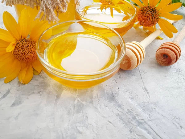 Frische Honigblumen Ringelblume Auf Betongrund — Stockfoto