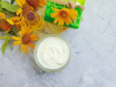 Kozmetik krem, çimento arka planda çiçek sabunu