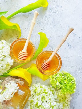  Beton arka planda taze bal çiçeği