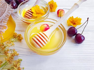 Tahta arka planda taze ballı kiraz