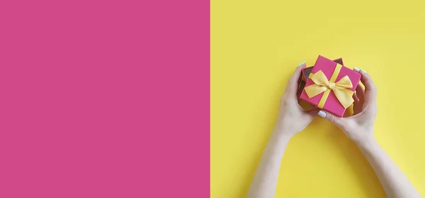 Mãos Femininas Segurando Uma Caixa Presente Fundo Colorido — Fotografia de Stock