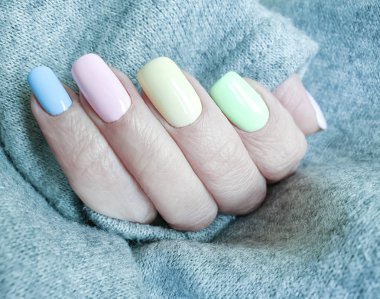 Kadın eli. Güzel manikür kazak.