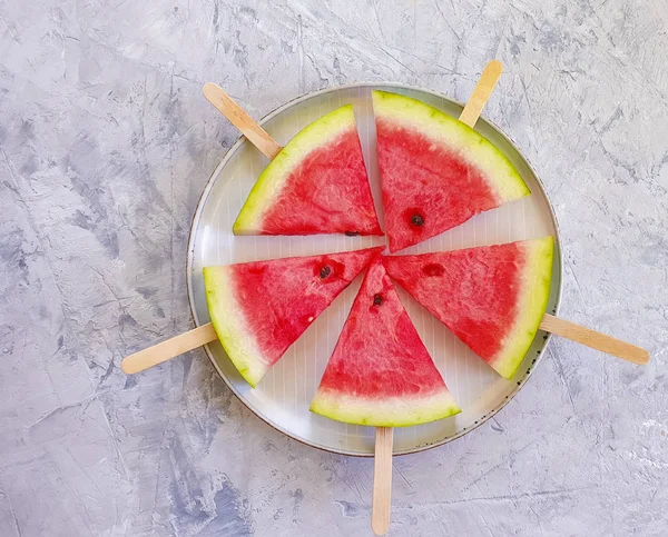Frische Wassermelonenscheiben Auf Einem Teller Auf Grauem Betongrund — Stockfoto