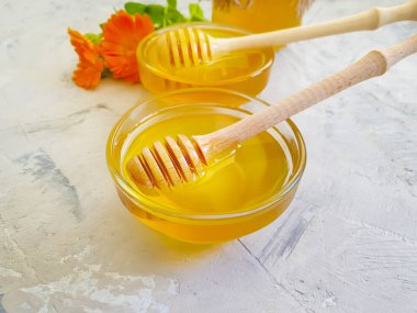 gri beton arka plan üzerinde taze bal çiçeği calendula