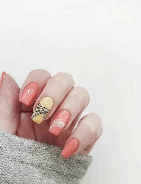 Vrouwelijke Hand Mooie Oranje Manicure Trui — Stockfoto