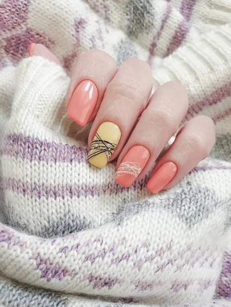 Vrouwelijke Hand Mooie Oranje Manicure Trui — Stockfoto