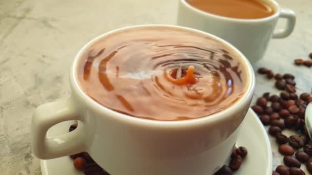 Ceașcă Cafea Toarnă Lapte Fundal Beton — Videoclip de stoc