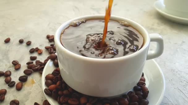 Giet Een Kopje Koffie Een Betonnen Achtergrond — Stockvideo