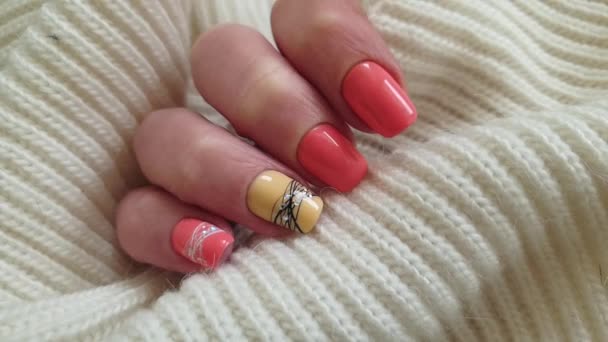 Vrouwelijke Hand Mooi Oranje Manicure Slow Motion — Stockvideo