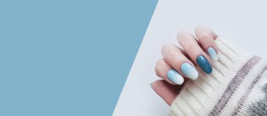 Kadın eli. Güzel manikür kazak.