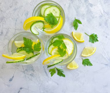 Limonlu su, beton arka planda maydanoz.