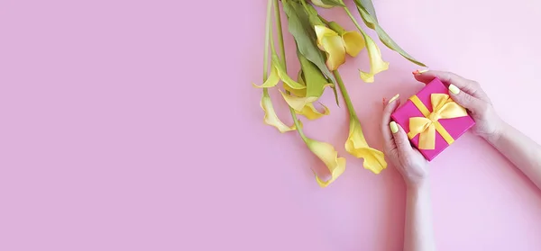 Manos Femeninas Caja Regalo Flor Cala Sobre Fondo Color — Foto de Stock