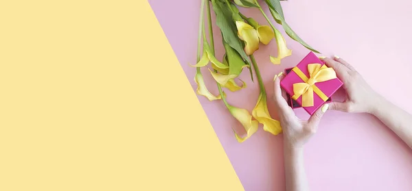 Manos Femeninas Caja Regalo Flor Cala Sobre Fondo Color — Foto de Stock