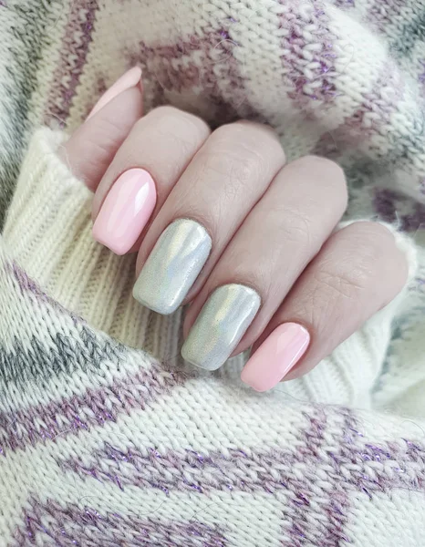 Kobieta Ręka Manicure Piękny Sweter — Zdjęcie stockowe