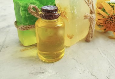 Beton zeminde kozmetik yağı, sabun çiçeği takvimi