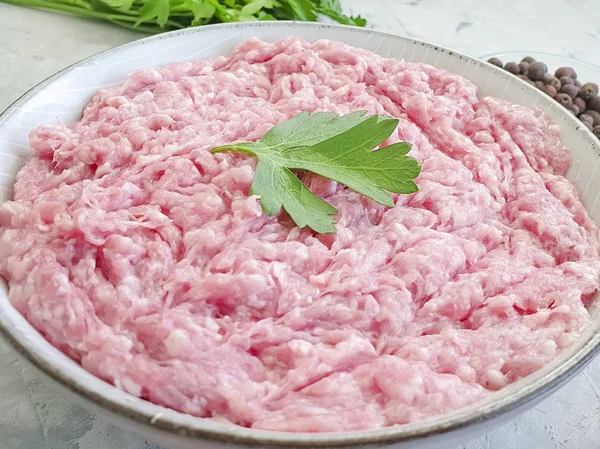 Carne Picada Fresca Cruda Pimienta Perejil Sobre Fondo Hormigón — Foto de Stock