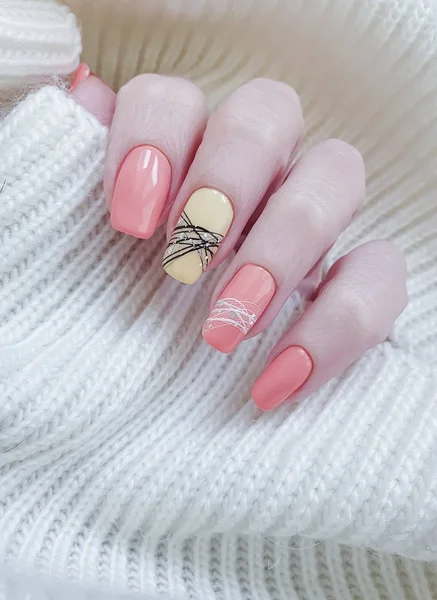Vrouwelijke Hand Mooie Manicure Oranje — Stockfoto