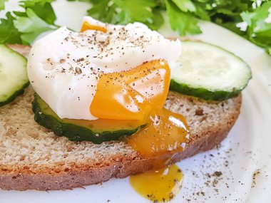 Tabakta nefis yumurtalı sandviç.