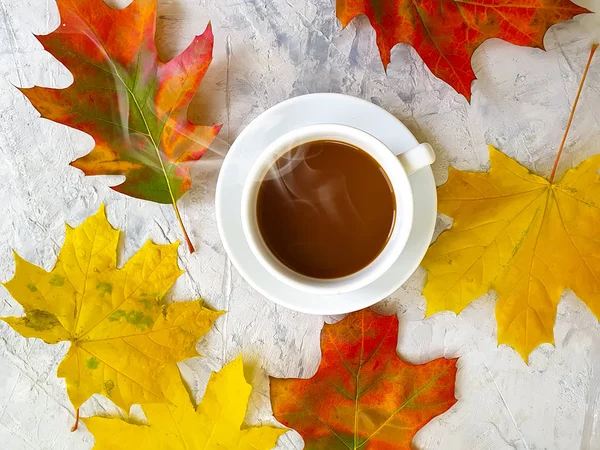 Tasse Kaffee Herbstblätter Auf Betongrund — Stockfoto