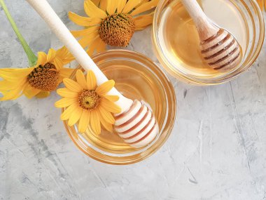 beton arka plan üzerinde taze bal çiçeği calendula