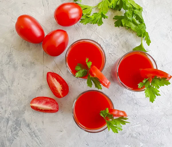 Sok Pomidorowy Pietruszce Szklanej Betonowym Tle — Zdjęcie stockowe