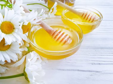 ahşap arka plan taze bal papatya çiçek