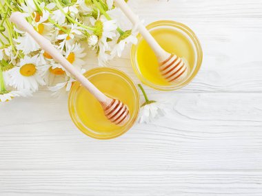 ahşap arka plan taze bal papatya çiçek