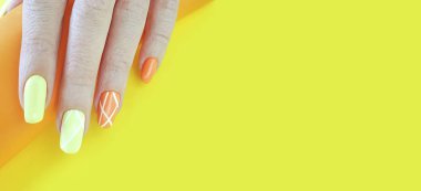 Kadın eli. Güzel manikür renkli kağıt.