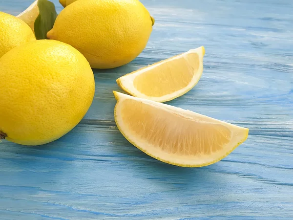 Frische Zitrone Auf Einem Hölzernen Hintergrund — Stockfoto