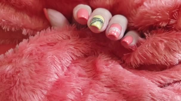 Mão Feminina Bela Manicure Pele Câmera Lenta — Vídeo de Stock