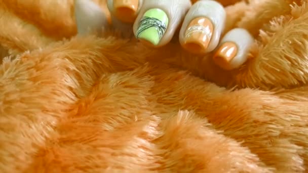 Vrouwelijke Hand Mooi Manicure Vacht Slow Motion — Stockvideo