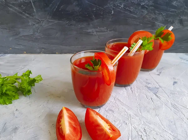 Sok Pomidorowy Pietruszka Konkretnym Tle — Zdjęcie stockowe