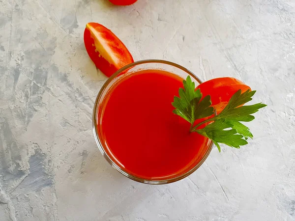 Sok Pomidorowy Pietruszka Konkretnym Tle — Zdjęcie stockowe