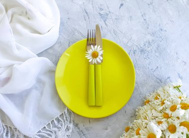 Beton arkaplanda papatya çiçeği