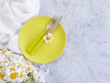 Beton arkaplanda papatya çiçeği