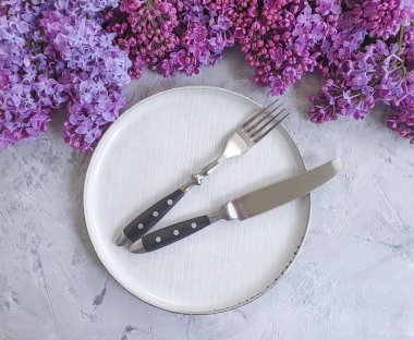 Beton bir arka planda, çiçek deseni.